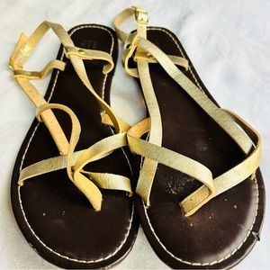 Gap Gold vegan leather strappy buckle flat sandals Size 8 FUC